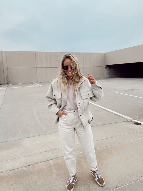 Neutral Vans Outfit, Cream Vans Outfit, Beige Vans Outfit, Creme Jeans Outfit, White Mom Jeans Outfit, Beige Mom Jeans, Beige Jeans Outfit, Casual Minimalist Style, Old School Outfits