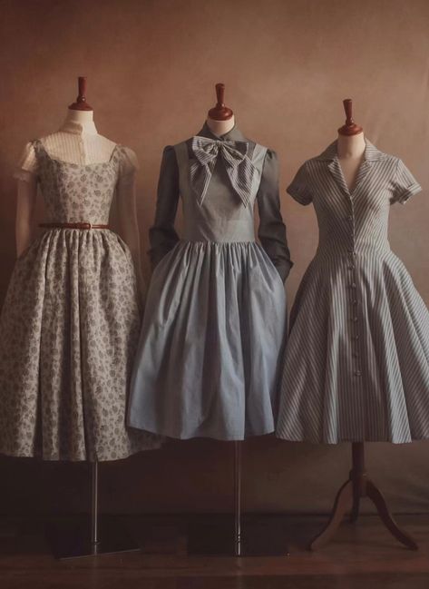 Victorian Seamstress Aesthetic, Vintage Seamstress Aesthetic, Victorian Seamstress, Classical Dress, Friendship Photography, Academia Style, Old Fashion Dresses, Fashion Drawing Dresses, Skirt Patterns Sewing