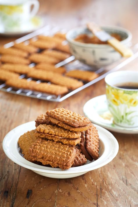 Coffee Cookies Recipe, 100 Cookies Recipe, Carrot Cake Recipe Healthy, Suid Afrikaanse Resepte, South African Dishes, Coffee Biscuits, African Dessert, African Dishes, African Cooking