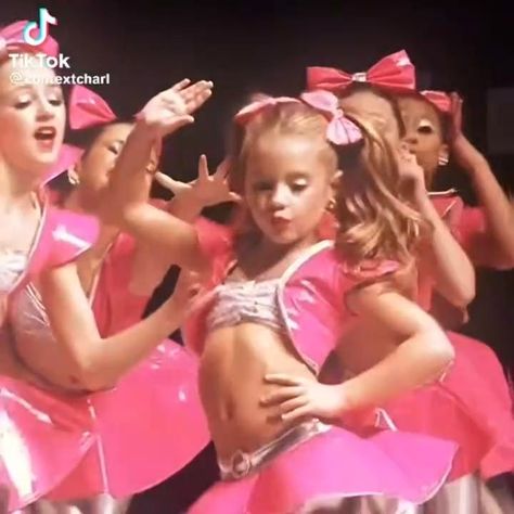 Aldc Group Dance, Sassy Dolls Dance Moms, Maddie Ziegler And Kenzie Ziegler, Dance Moms Before The Show, Og Dance Moms Pictures, Dance Mom Photos, Mackenzie Ziegler Dance Moms Season 1, Christy From Dance Moms, Mckenzie Dance Moms