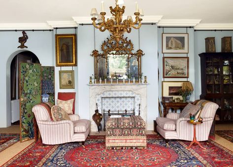 Tour the London home of English antiques dealer and interior decorator Robert Kime. Living Room Color Combination, Room Color Combination, Robert Kime, English Decor, Interior Minimalista, London Flat, House Garden, Cheap Decor, A Living Room