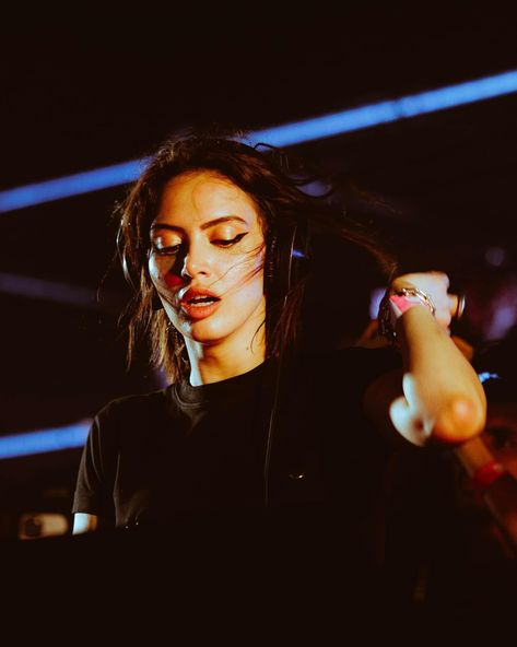 Sara Landry, Dj Techno, Rave Aesthetic, Club Aesthetic, Clubbing Aesthetic, Inspiration Photos, Vision Board, Dj, Angel