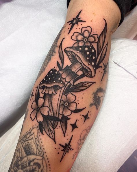 Hippie Flower Tattoos, Traditional Tattoo Wrist, Flash Tattoo Sleeve, Traditional Tattoo Black And Grey, Traditional Tattoo Black And White, Black And White Flower Tattoo, Botanical Tattoos, Lower Arm Tattoos, Mushroom Tattoo