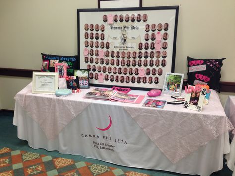 A composite is a great addition to a display table during Formal Recruitment. Sorority Table Display Cute Ideas, Recruitment Decorations Tables, Sorority Tabling Display, Recruitment Table Display, Sorority Recruitment Table Display, Sorority Tabling Ideas, Sorority Table Display, Sorority Tabling, Sorority Recruitment Decorations