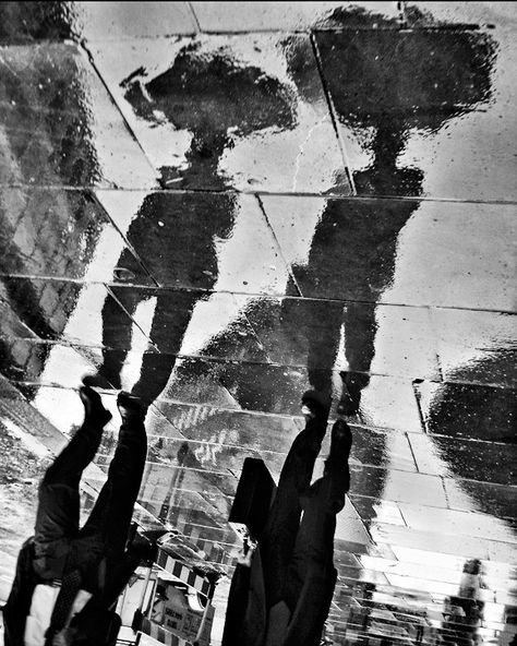 25 Beautiful Monochrome Black and White Photography – lMINTRZ London Street Photography, Black And White City, Reflection Photography, The Reflection, Foto Tips, Water Reflections, Contest Winner, London Photography, Street Photographers