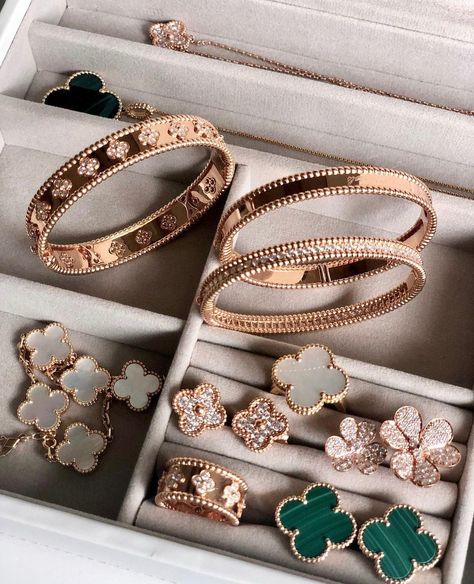 خواتم خطوبة, Van Cleef And Arpels Jewelry, Bracelets And Rings, Expensive Jewelry Luxury, Van Cleef And Arpels, Jewelry Essentials, Classy Jewelry, Expensive Jewelry, Jewelry Lookbook