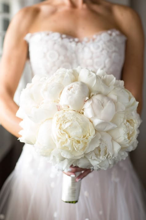 White Bridesmaids Bouquets, White Peony Bouquet Wedding, Bride Bouquets White, Elegant Bridal Bouquets, Modern Ballroom, Bouquet Of Peonies, Brides Flowers Bouquet, White Peonies Bouquet, Simple Wedding Bouquets