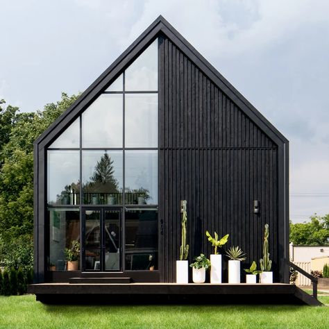 CONTEMPORARY SCANDINAVIAN BLACK HOUSE | Scandinavian in Ferndale Scandinavian Exterior, Scandinavian Modern House, Sustainable Housing, Black Houses, Nordic House, Scandinavian Architecture, Forest Wood, Modern Barn House, Traditional Homes