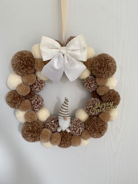 Pompom Christmas Wreath, Christmas Stall Ideas, Christmas Pompom, Bobble Art, Pinterest Christmas Crafts, Ideas Decoracion Navidad, Shabby Chic Christmas Ornaments, Fall Decor Wreaths, Crochet Ornament Patterns