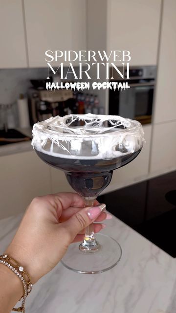 𝓛��𝓲𝓿 ✨ on Instagram: "halloween drinks day 3: spiderweb martini 🕸️🕷️ honestly you can do this with any martini or other cocktail you like - the marshmallow web itself makes any drink spooky 🤍 #halloween #cocktail #martini #halloweencocktail #halloweendrink #cocktailrecipes #spiderweb #reelsinstagram" Spooky Themed Drinks, Cocktail For Halloween, Halloween Coctails Ideas, Halloween Theme Cocktails, Halloween Cocktail Ideas, Halloween Drinks Ideas, Halloween Espresso Martini, Cute Halloween Drinks, Halloween Martinis