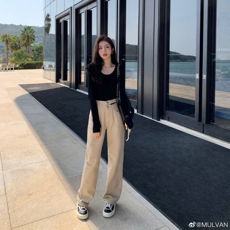 Tall Girl Outfits Aesthetic, Beige Pants Outfit Aesthetic, Black And Khaki Outfit, Khaki Pants Outfit Aesthetic, Black Korean Outfit, Black Outfit Korean, Khaki Pants Outfit Women, Camel Pants Outfit, Cream Pants Outfit