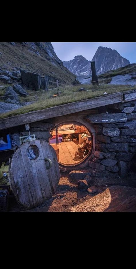 Casa Hobbit, Bushcraft Shelter, Underground Homes, Bushcraft Camping, Survival Shelter, Hobbit House, Earth Homes, Have Inspiration, Patio Designs