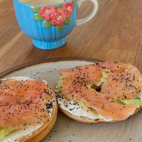 salmon avocado cream cheese bagel Salmon Avocado Sandwich, Bagel With Lox And Cream Cheese, Bagel With Salmon And Cream Cheese, Cream Cheese Bagel Ideas, Salmon Bagel Breakfast, Bagel Fillings Ideas, Salmon Cream Cheese Bagel, Bagel Fillings, Avocado Cream Cheese