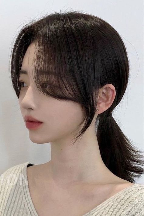 Korean Side Bangs, Korean Long Hair, Side Bangs Hairstyles, Hair Style Korea, Bangs For Round Face, Hair Inspiration Long, Bangs With Medium Hair, Hairstyles For Layered Hair, How To Style Bangs