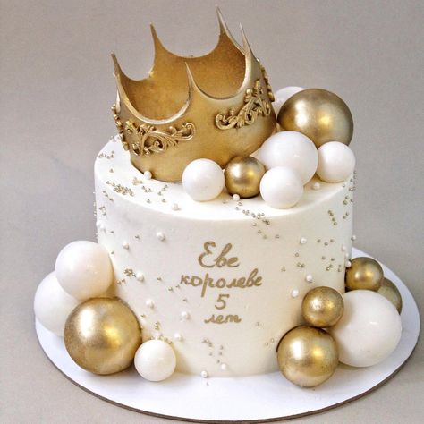 Cake Designs With Crown, Cack Birthday Boys, Golden Birthday Cakes For Boys, Golden Birthday Cake For Women, Crown Cake Ideas, Birthday Cake Gold And White, Birthday Cake With Crown, Crown Theme Cake, Crown Cake Design