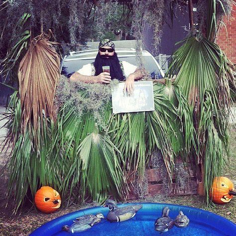 Duck Dynasty Trunk: This is just too good.  Source: Instagram user amyhwaddell Duck Dynasty Trunk Or Treat, Hunting Trunk Or Treat Ideas, Monster Truck Costume, Church Trunk, Trunk Or Treat Ideas, Hunting Theme, Fall Carnival, Hunting Themes, Harvest Fest