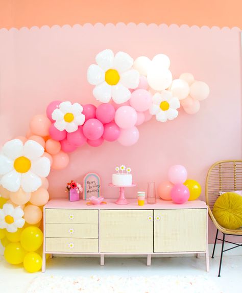 Daisy Balloon Arch, Daisy Balloon Garland, Daisy Baby Shower, Pretty Balloons, Pink Latex, Large Daisy, Two Groovy, Blowing Up Balloons, Daisy Party