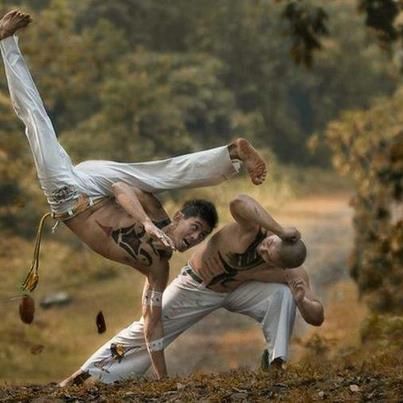 Beautifully shows the point of capoeira - one attacks the other withdraws Capoeira Martial Arts, Brazilian Martial Arts, Tai Chi Chuan, Pencak Silat, Martial Arts Techniques, Martial Artists, Poses References, Dynamic Poses, Aikido