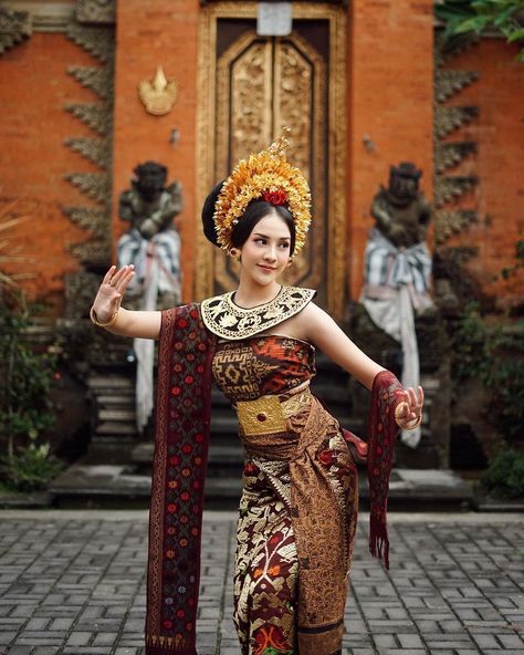 Bali Dance, Indonesian Kebaya, Cultural Dance, Face App, Kebaya Muslim, Fashion Traditional, Batik Fashion, Fashion Muslim, Traditional Dance