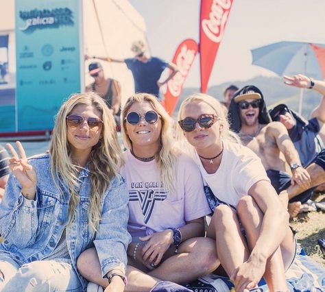 13 Surfer Girl Style Tips That'll Make Any Summer A Sea Of Sartorial California Coolness Bohemian Fall Fashion, Surfer Girl Hair, Surfer Girl Outfits, Surfer Look, Alana Blanchard, Surfer Hair, Girl Surfer, Cl Fashion, Surf Girl