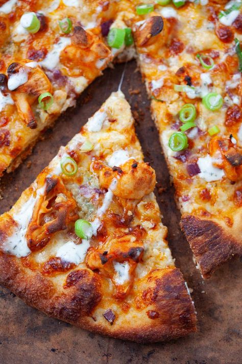 This buffalo cauliflower pizza recipe is really easy to make. It's crispy, spicy and loaded with cheese! Buffalo Cauliflower Pizza, Vegetarian Buffalo, Pizza Recipe Easy, Cauliflower Pizza Recipe, Vegetarian Pizza Recipe, Spicy Cauliflower, Pizza Recipes Easy, Flat Breads, Buffalo Cauliflower