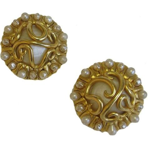 Preowned Chanel Vintage Clip-on Earrings In Gilded Metal,... (75.680 RUB) ❤ liked on Polyvore featuring jewelry, earrings, brown, clip earrings, vintage earrings, vintage jewellery, mother of pearl earrings and pearl earrings Couture Earrings, Vintage Clover, Rose Gold Circle, Minimalist Earrings Gold, Vintage Jewlery, Chanel Couture, Mabe Pearl, Mother Of Pearl Earrings, Dangle Hoop Earrings