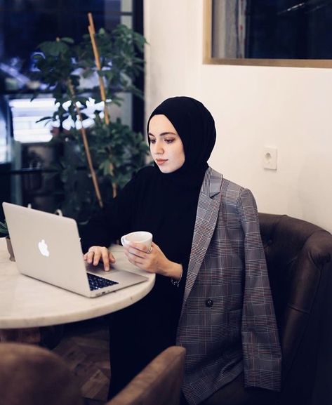 Stylish Office Wear, Muslimah Photography, Business Dress Women, Women Ceo, Simple Hijab, Business Woman Successful, Hijab Aesthetic, Hijabi Aesthetic, Hand Pictures