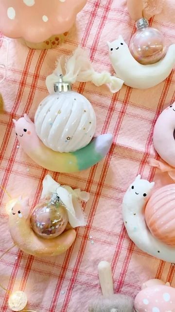 Cute Handmade Ornaments, Peg Doll Ornaments Diy, Unique Diy Ornaments Christmas, Snail Diy, Yeti Craft, Air Dry Clay Snail, Oven Baked Clay Ideas, Diy Clay Christmas Ornaments, Diy Clay Ornaments