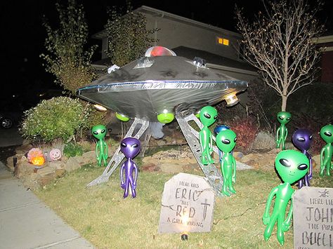 Blow up aliens from the dollar store or from carnival prizes. Alien Birthday Party, Halloween Camping, Alien Party, Alien Halloween, Carnival Prizes, Catty Noir, Halloween 2016, Space Party, Halloween Yard