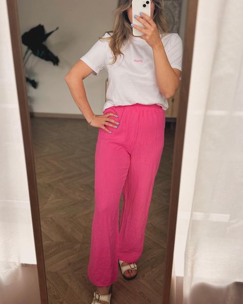 Encore un peu de gaze de coton avec le pantalon fuschia Porto 💓 Il ravivera vos t-shirt blancs et pulls ou chemises claires. Dispo en TU (36/40) à 26€ sur le site ✨ #wonderclothes #clothes #pantalon #gazedecoton #pantalongazedecoton #fuschia #rose #pantalonrose Rose Outfit, Body Noir, T Shirt, Clothes, Chemise, Porto