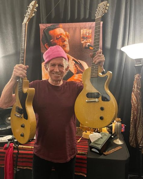 (2) Keith Richards sur Twitter : "“I have found sister” 1955 Les Paul TV model. “I never leave Nashville without another guitar” Connection…. https://t.co/bE3n6B9GPw" / Twitter Keith Richards Guitars, Let It Bleed, Bank Of America Stadium, Ronnie Wood, Have A Great Night, Dave Grohl, Keith Richards, Mick Jagger, Great Night