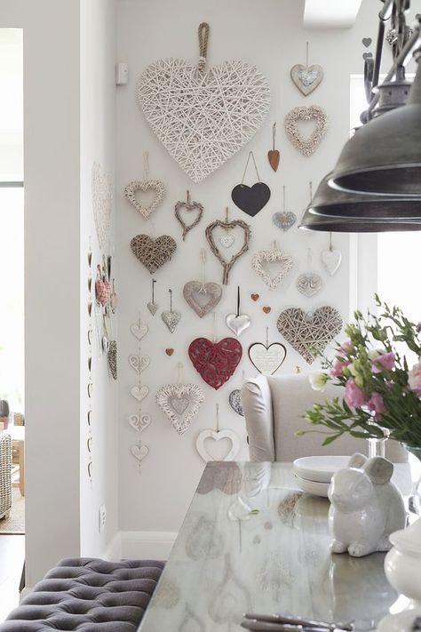 Decorar con corazones el comedor Diy Heart Decor, Heart Pictures On Wall, Diy Hearts, Heart Display, Decoration Shabby, Heart Wall Decor, Heart Decor, Heart Wall Art, Heart Crafts