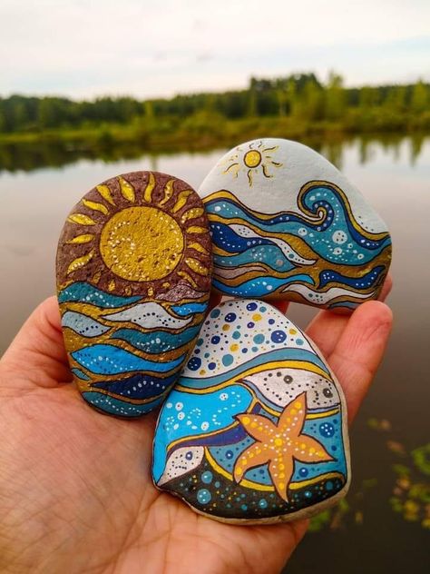 Diy Rock Art, Mandala Rock Art, Stone Art Painting, Seashell Painting, Rock And Pebbles, Painted Rocks Craft, Painted Rocks Diy, Rock Painting Ideas Easy, Painted Shells