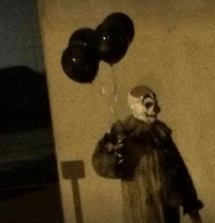 Clown Walk, Halloween Pranks, Clown Horror, Creepy Facts, Clowning Around, Scary Clowns, Creepy Clown, Black Balloons, Clown Costume