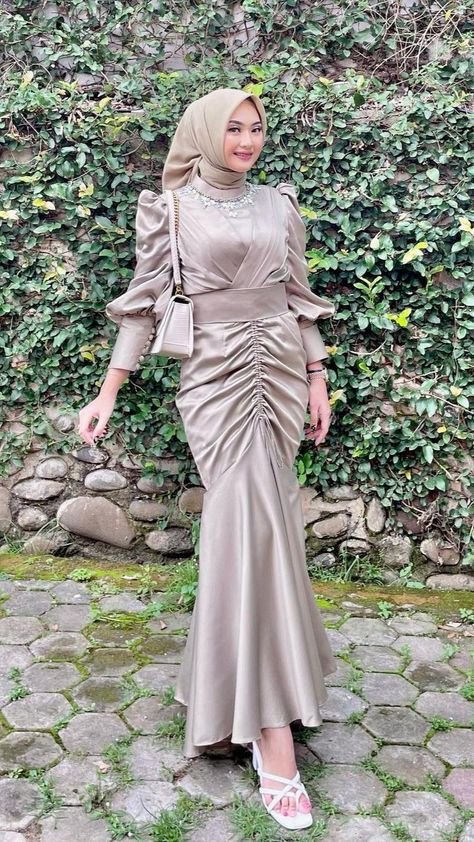 Elegant Satin Dress with Puff Sleeves Inspirasi Bridesmaid Hijab, Bridesmaid Muslim, Graduation Hijab, Dress Lebaran, Muslim Women Clothing, Model Gamis, Hijab Wedding, Kebaya Dress, Designer Bridesmaid Dresses