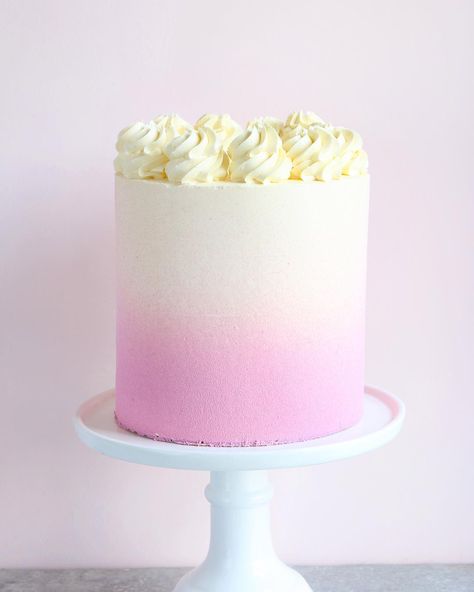 Pink And White Ombre Cake, Pink Ombre Cake Ideas, Ombre Cake Frosting, Ombre Drip Cake, Ombre Cakes, Ombré Cake, Sweet Birthday Cake, Pink Ombre Cake, Stitch Cake