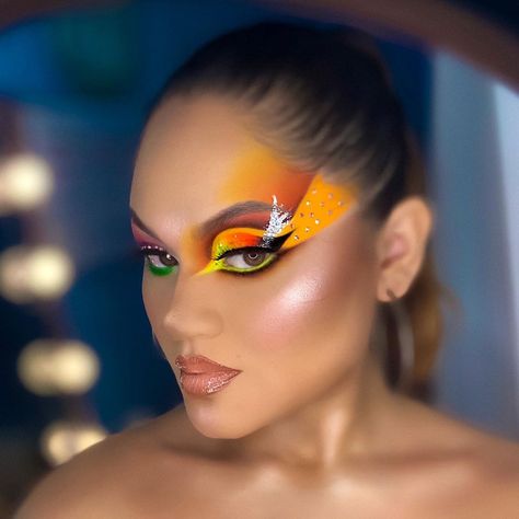 𝑽𝒊𝒗𝒊𝒂𝒏𝒂 𝒅𝒆 𝑱𝒆𝒔𝒖𝒔 𝑴𝒂𝒌𝒆𝒖𝒑 ♡ on Instagram: Maquillaje brasileño, full color, cortes de alta complejidad, maquillaje neon Maquillaje Full Color, Maquillaje De Ojos, Ear Cuff, Nose Ring, Jesus, Neon, Makeup, On Instagram, Color