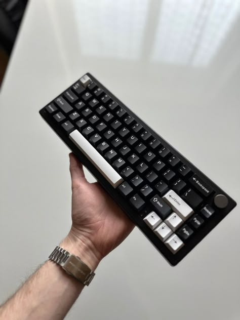 All Black Pc Build, Futuristic Keyboard, Pc Gamer Aesthetic, Black And White Keyboard, Mech Keyboard, Pc Building, Keyboard Custom, Diy Mechanical Keyboard, Gamer Aesthetic