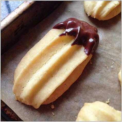 The Game Bird Food Chronicles: Viennese Shortbread Fingers Viennese Fingers Recipe, Viennese Fingers, Viennese Cookies, Biscuit Recipes Uk, Viennese Biscuits, Shortbread Fingers, Christmas Desert, Bavarian Recipes, Biscuit Recipes