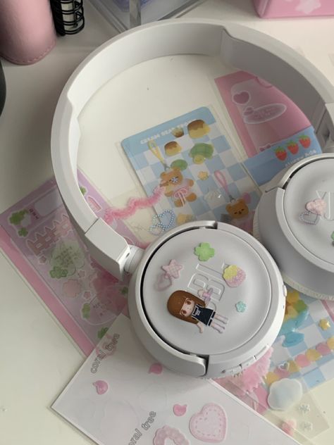 Sanrio Headphones, Headphone Stickers, Headphone Decoration, Headphones Aesthetic, Jbl Headphones, Cute Headphones, Girl With Headphones, The Fallen Angel, Pink Vibes