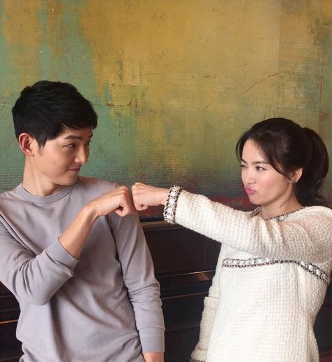 Song Hye Kyo & Song Jong Ki Descendants Of The Sun Wallpaper, My Shy Boss, Sun Song, Songsong Couple, Hye Kyo, Fist Bump, Song Joong, Song Hye Kyo, Life Photo