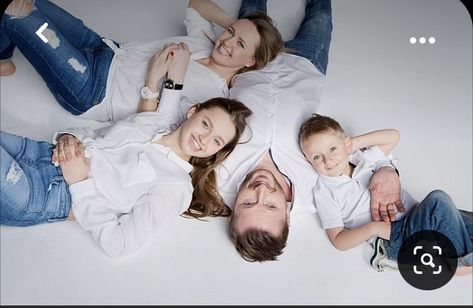 Fun Family Pictures, Composition Photo, Studio Family Portraits, Family Photo Studio, Big Family Photos, Family Studio Photography, Christmas Family Photoshoot, Family Photoshoot Poses, Family Portrait Poses