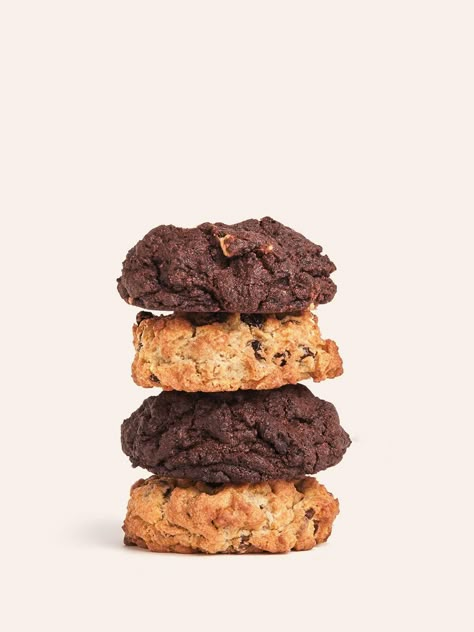 Brown Cookies, Famous Cookies, Chocolate Dough, Levain Cookies, Nyc Bakery, Chocolate Chip Walnut Cookies, Food Photography Dessert, Cookies Branding, Levain Bakery