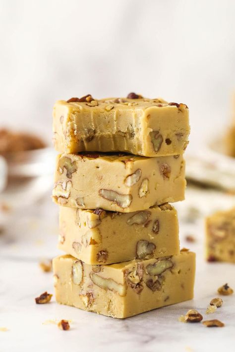 Pecan Pralines Fudge is rich and buttery, chock full of toasted pecans, and has unbelievable melt-in-you-mouth brown sugar flavor! Plus, it's simple to make! Praline Fudge, Butter Pecan Fudge, Life Love And Sugar, Pecan Fudge, Fudge Dessert, Pecan Praline, Dessert Simple, Pecan Pralines, Butter Fudge