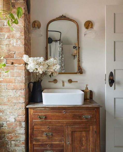 Vintage Decorating Ideas, Vintage Decorating, Cottage Bathroom, Vintage Bathroom, Dream House Decor, Cottage Homes, House Inspo, Bathroom Makeover, Dream Home Design