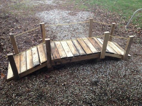 Small Wooden Bridge Garden, Pallet Bridge Diy, Diy Bridge Over Creek, Burm Landscaping, Wooden Bridge Garden, Pallet Bridge, Stream Bridge, Garden For Children, Yard Bridge