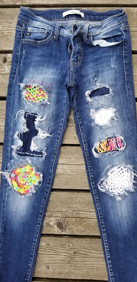 Crochet patches on jeans. My idea, no pattern. Crochet Ripped Jeans Patch, Jeans With Crochet Patches, Crochet Patches For Jeans, Crochet On Jeans, Decay Textiles, Patches On Jeans, Crochet Patches, Crochet Letters, Knitting Hacks