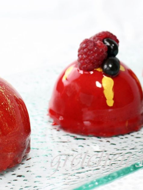 Vegan Mirror Glaze, Mirror Glaze Recipe, Glaze Cake, Cake Bar, Gelatin Recipes, Vegan White Chocolate, Mirror Glaze Cake, Strawberry Glaze, Veg Food