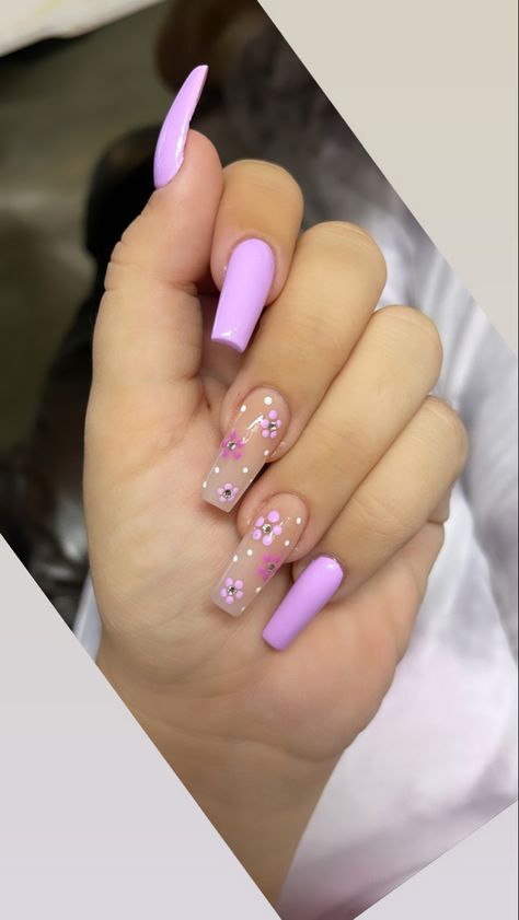 Lilac nails with pink flowes <3 Square Acrylic Nails With Flowers, Lilac Pink Nails, Builder Gel Nails Design Summer, Lavender Nails With Design Flowers, Lavender Acrylic Nails Design, Spring Nails Lavender Flowers, Spring Nails Lilac, Lavender Nails With Design Coffin, Acrylic Nail Designs Lilac Purple