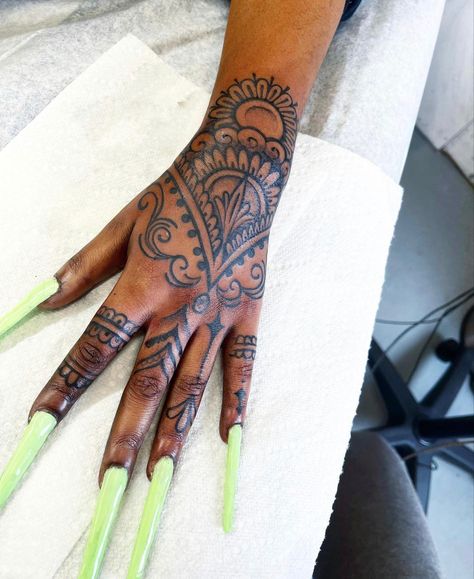 Henna Hand Tattoos Permanent, Pretty Tattoos For Women Hand, Mandala Tattoo Black Women, Hand Tats For Black Women, Hand Tattoos On Black Women, Woman Hand Tattoo Design, Henna On Black Women, Henna Hand Tattoos Black Women, Hand Tats For Women Mandala